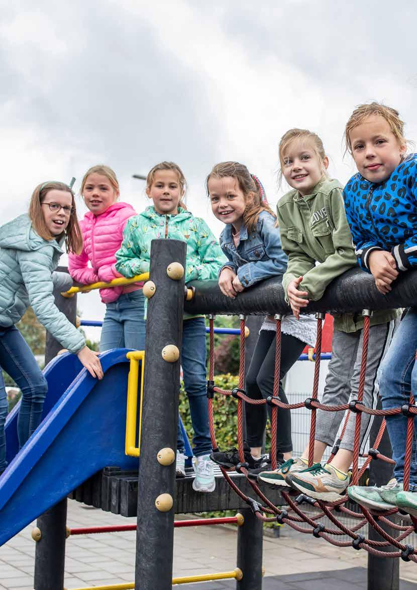 Zeven meisjes spelen vrolijk op het schoolplein van De Achtbaan in Tiel. Zeven meisjes spelen vrolijk op het schoolplein van De Achtbaan in Tiel.