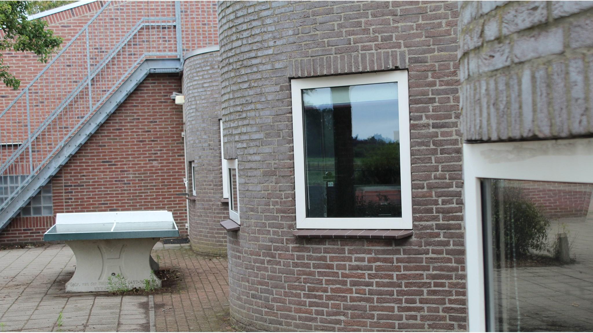Zicht op de schoolgebouwen van Basisschool Sint Bernardus in Clinge. Zicht op de schoolgebouwen van Basisschool Sint Bernardus in Clinge.
