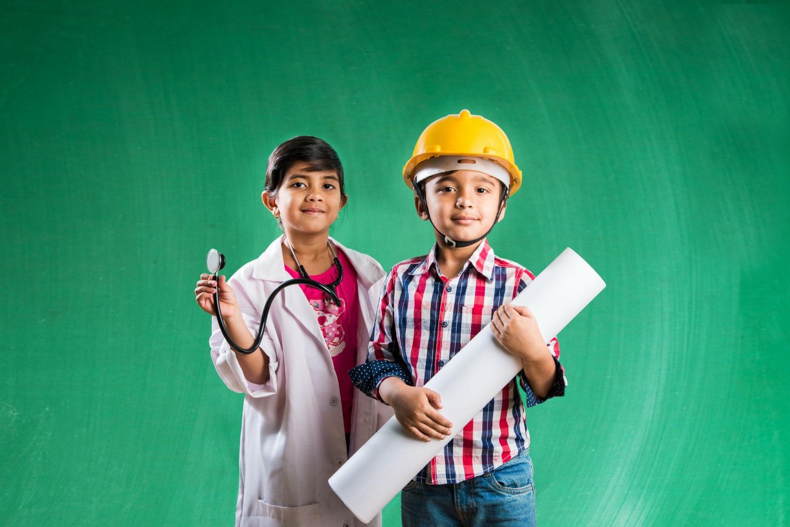 ZML de Ark Oud-Beijerland: Twee kinderen verkleed als dokter en ingenieur op een groene achtergrond. ZML de Ark Oud-Beijerland: Twee kinderen verkleed als dokter en ingenieur op een groene achtergrond.