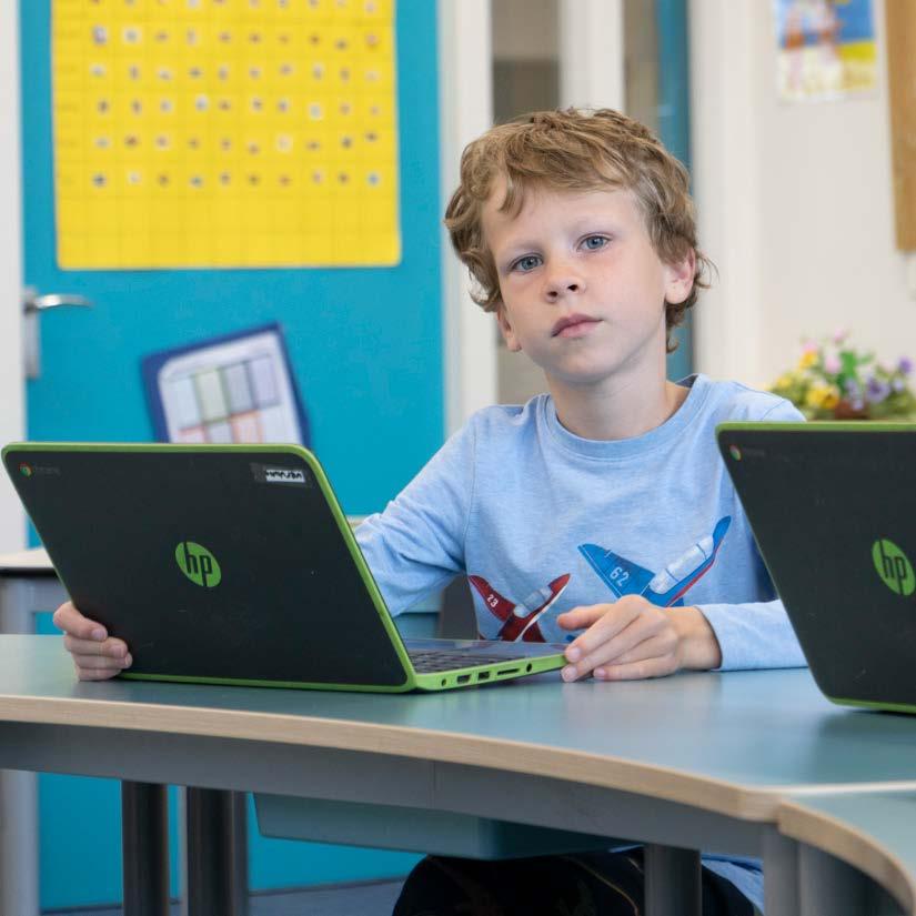 Zoon of dochter van de Palmenhof in Middelburg met een laptop in de klas. Zoon of dochter van de Palmenhof in Middelburg met een laptop in de klas.